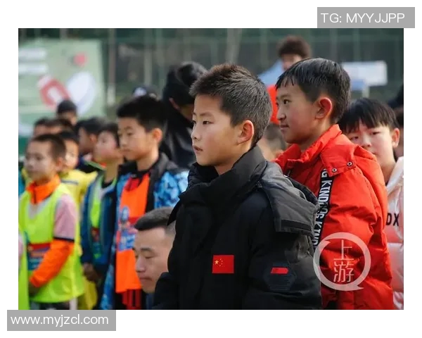 足球场上球星与小孩的温馨互动：孩子们的梦想与偶像的力量