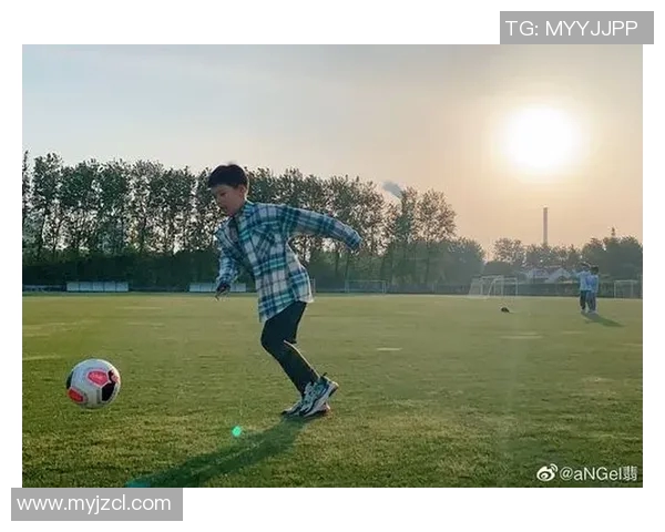 足球巨星携爱妻恩爱同行演绎绿茵场外温情佳话